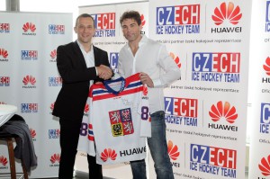 Radoslaw-Kedzia_Jaromir-Jagr_with-jersey