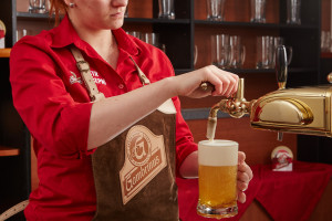 Správně načepované pivo má říz a chuť jako v pivovaru