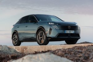 Novinka - Peugeot 3008 bude přijíždí s hybridními a plně elektrifikovanými pohony, čistě spalovací ústrojí už v modelu nenajdeme. 