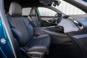 V sedadlech Peugeot 3008 jsou poprvé použity adaptivní boční opěrky. 